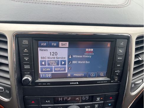 Used 2012 Jeep Grand Cherokee Overland image 3