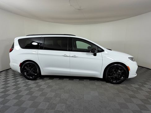 Used 2024 Chrysler Pacifica Touring-L w/ Uconnect Theater Family Group image 9