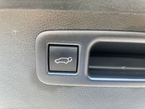 Used 2023 Toyota Highlander XLE AWD/4WD image 16
