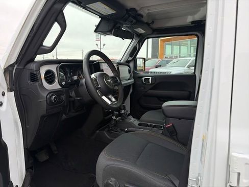 Used 2025 Jeep Wrangler Sahara image 17