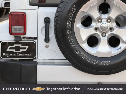 Used 2013 Jeep Wrangler Unlimited Sahara AWD/4WD image 9