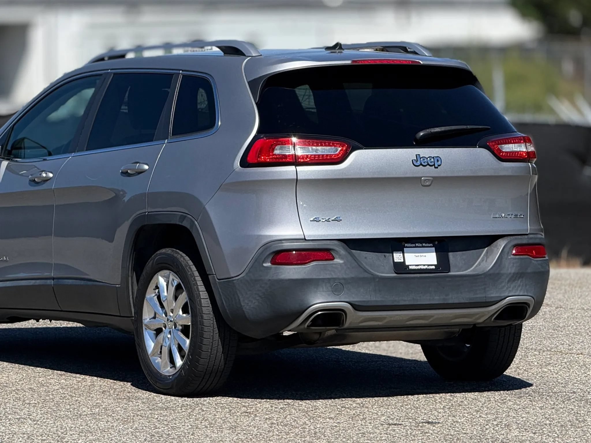 Used 2015 Jeep Cherokee Limited AWD/4WD image 16