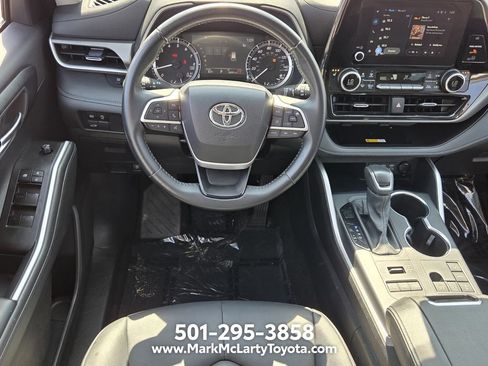 Used 2025 Toyota Highlander AWD image 11