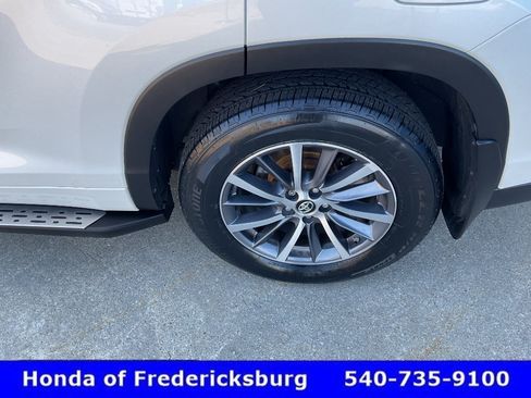 Used 2018 Toyota Highlander XLE AWD/4WD image 11