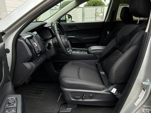 Used 2025 Nissan Pathfinder SV FWD image 10