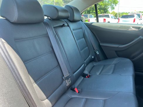 Used 2011 Volkswagen Jetta SE FWD image 15