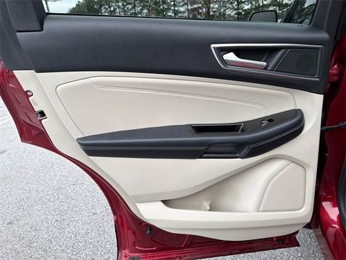Used 2019 Ford Edge Titanium image 22