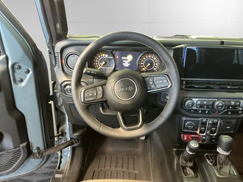 Used 2025 Jeep Gladiator Mojave w/ Convenience Group AWD/4WD image 12