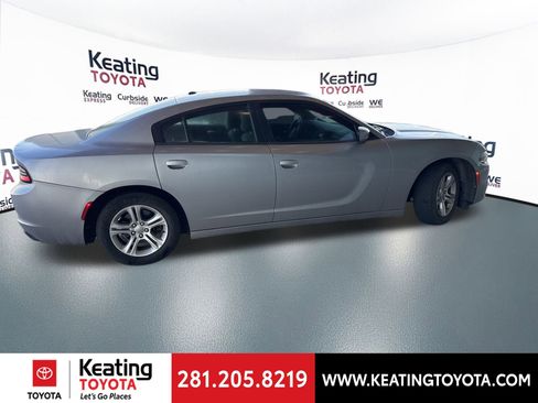 Used 2018 Dodge Charger SXT image 2