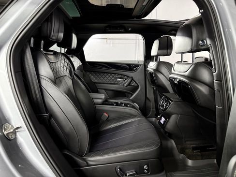 Used 2017 Bentley Bentayga AWD/4WD image 24