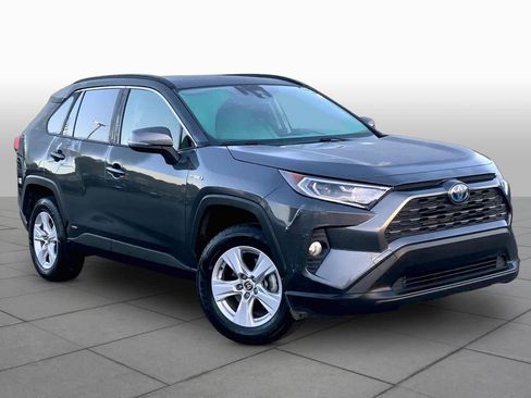 Used 2020 Toyota RAV4 XLE w/ Convenience Package image 3