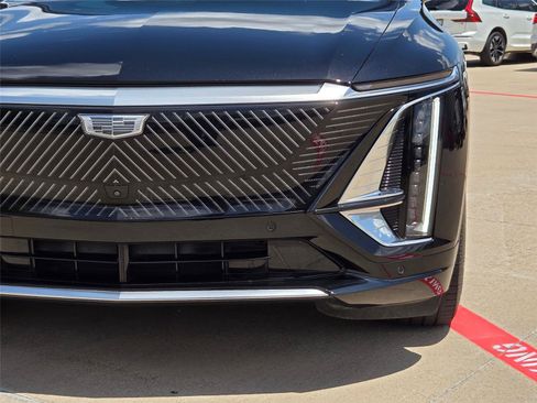 Used 2024 Cadillac Lyriq Luxury AWD/4WD image 6