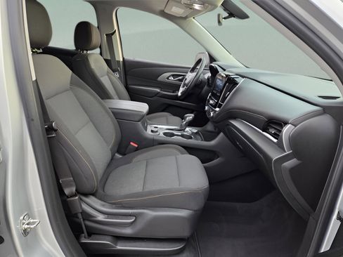 Used 2021 Chevrolet Traverse LT image 19