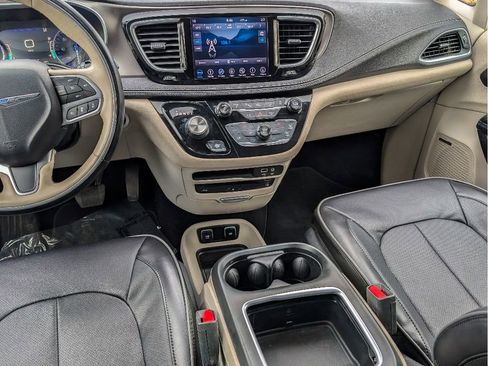 Used 2018 Chrysler Pacifica Limited w/ Advanced Safetytec Group FWD image 21