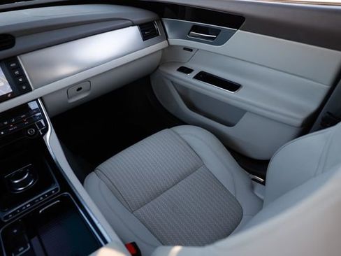 Used 2017 Jaguar XF Prestige image 22