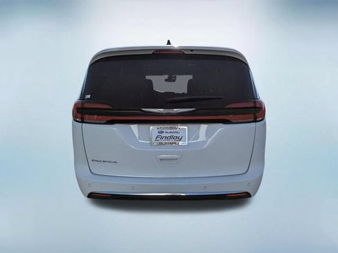 Used 2023 Chrysler Pacifica Touring-L FWD image 6