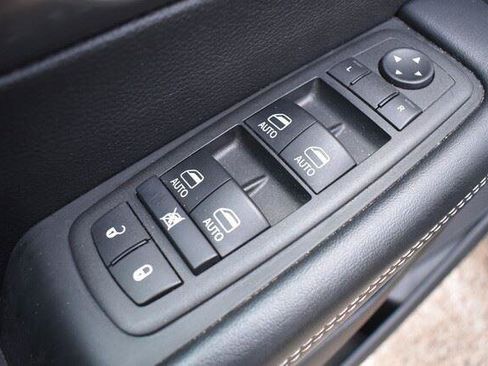Used 2025 Chrysler Pacifica Select FWD image 23