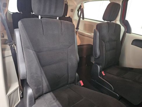 Used 2014 Dodge Grand Caravan SXT image 17