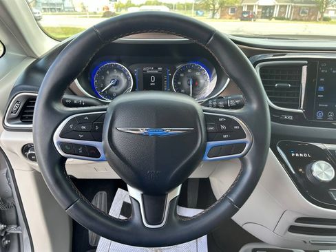 Used 2017 Chrysler Pacifica Touring-L w/ Tire & Wheel Group FWD image 18