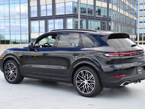 Certified 2026 Porsche Cayenne E-Hybrid image 3