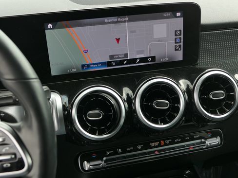 Used 2023 Mercedes-Benz GLB 250 4MATIC image 17