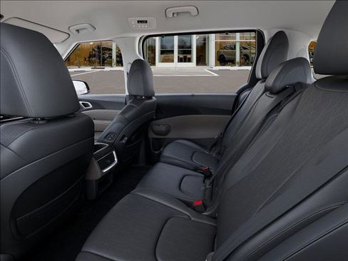 Used 2025 Kia Carnival EX image 18