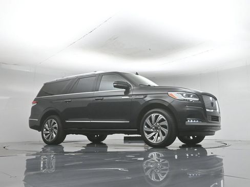 Used 2023 Lincoln Navigator L Reserve AWD/4WD image 3