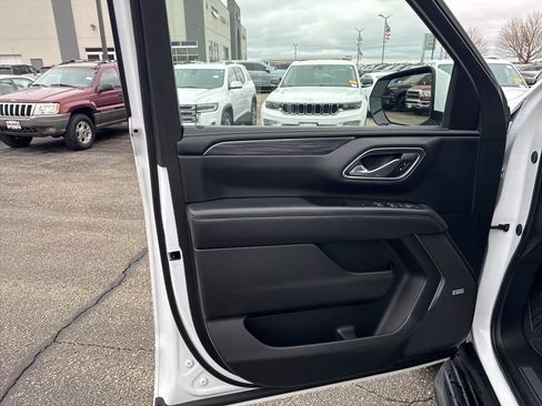 Used 2024 GMC Yukon SLT AWD/4WD image 11
