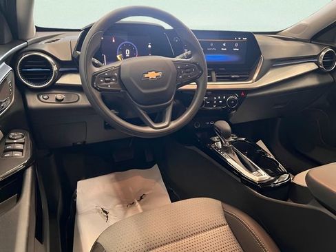 Used 2025 Chevrolet Trax LT FWD image 20