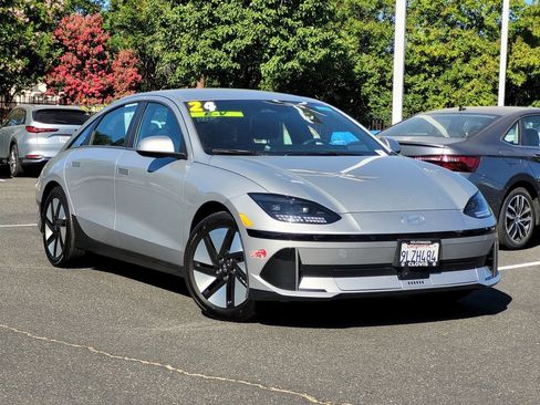 Used 2024 Hyundai Ioniq 6 SE RWD image 2