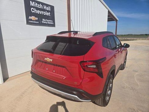 New 2026 Chevrolet Trax LT w/ LT Convenience Package FWD image 3