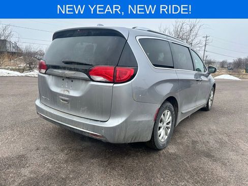 Used 2018 Chrysler Pacifica Touring-L image 6