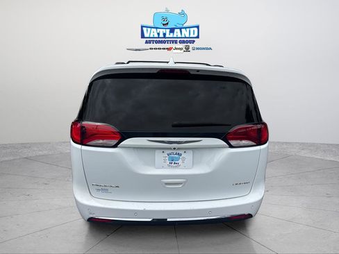 Used 2020 Chrysler Pacifica Limited w/ Tire & Wheel Group FWD image 4