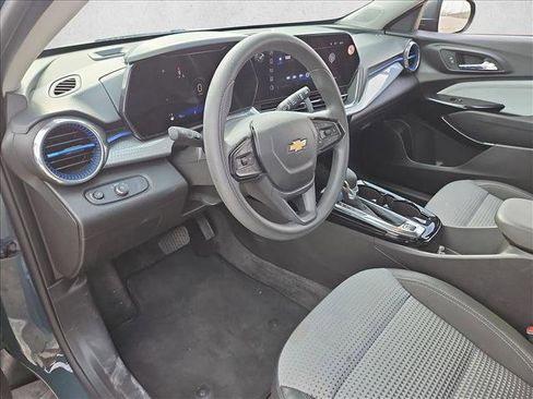 Used 2025 Chevrolet Trax LT image 9