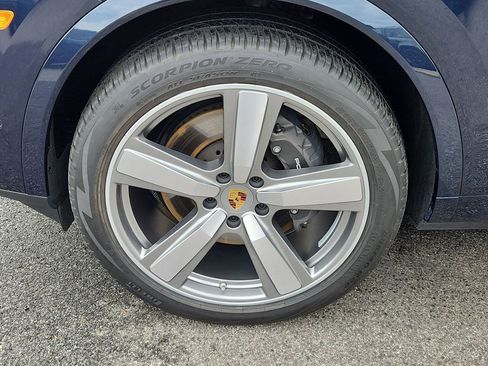 Used 2024 Porsche Cayenne Coupe image 9