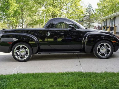 Used 2005 Chevrolet SSR w/ Preferred Equipment Group RWD image 18