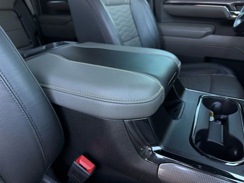 Used 2024 Chevrolet Silverado 2500 ZR2 w/ Technology Package image 32