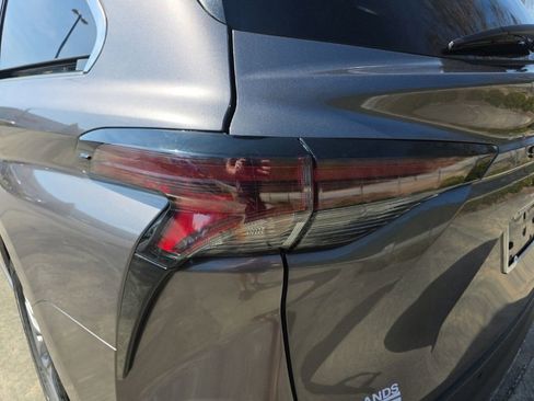 Used 2024 Toyota Sienna XLE image 8