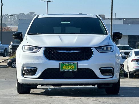 New 2026 Chrysler Pacifica Limited image 11