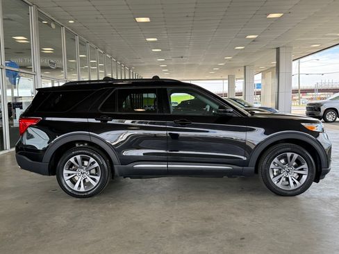 Used 2022 Ford Explorer XLT w/ Equipment Group 202A image 8
