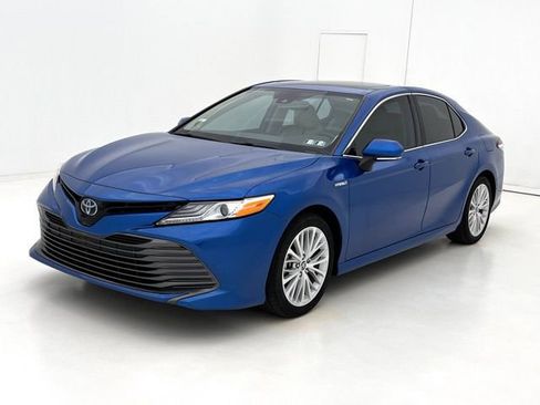 Used 2020 Toyota Camry XLE w/ Sunroof Package FWD image 4
