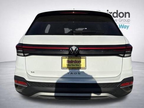 Used 2025 Volkswagen Taos SE FWD image 6