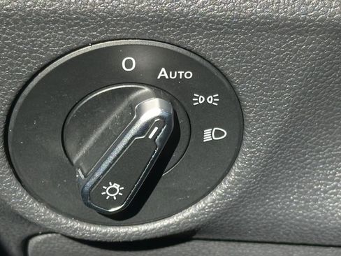 Used 2025 Volkswagen Jetta SE image 18