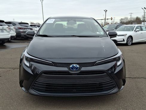 Used 2025 Toyota Corolla LE image 2