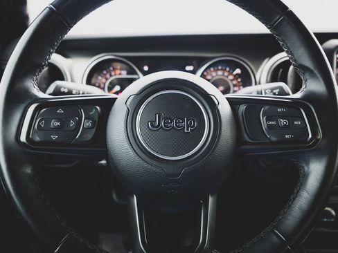 Used 2021 Jeep Gladiator Sport image 11