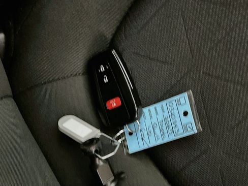 Used 2025 Toyota RAV4 XLE FWD image 36