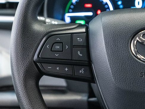 Certified 2025 Toyota Sienna LE FWD image 18