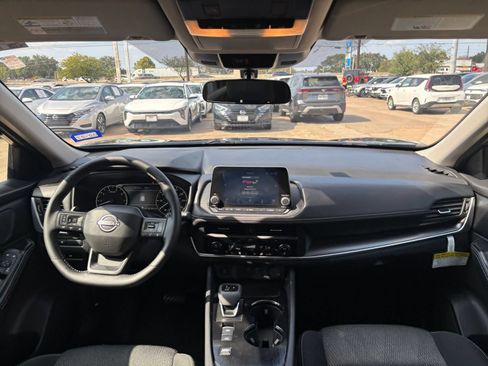 Used 2025 Nissan Rogue SV FWD image 34