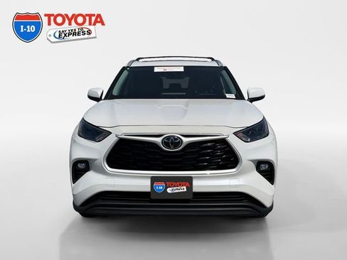 Certified 2025 Toyota Highlander XLE FWD image 8