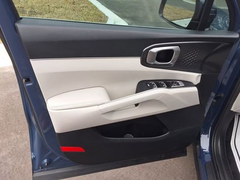 Used 2025 Kia Sorento S image 4